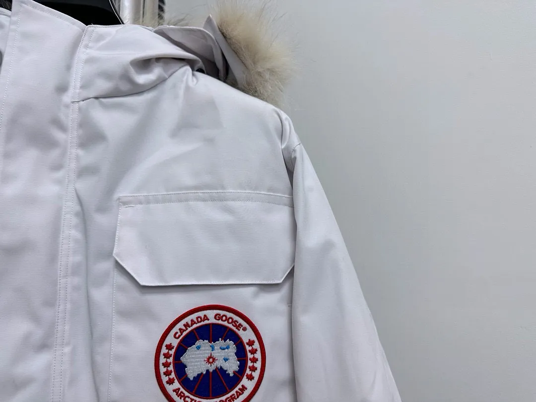P780 Top Purchasing Version Dabai (Wolf Hair Optional) 🇨🇦CANADA GOOES 24 new models 08 models/couple models Factory direct supply: supplying global purchasing agents, micro-business, entities, Tmall, high-end stalls and studio cooperation, free shipping! Canada Goose Expedition Parka 2008 is the same style for men and women. It is mid-length and the most timeless classic. All Arctic and Antarctic scientific expedition teams choose Canada Goose as their cold-proof equipment. It is the Rolls-Royce of down jackets. ➖ Industry-leading anti-counterfeiting chip sensing. ➖ Imported Behringer embroidery machines and customized embroidery labels, the highest level and industry leading. ➖ Imported Korean 21-count polyester-cotton blended original fabric, TC85 waterproof coated fabric, water-repellent, windproof and wear-resistant. ➖ The new national standard 80 white duck down is filled with an average of 520 grams of down. The amount of down filled is industry-leading. ➖ 100% nylon lining with double double-layer sealing design to prevent velvet running, and seamless thread design on the cuffs! ➖ Western Canadian Green Wolf Collar. ➖ Yoshida YKK provides original factory-customized electroplated sliders. YKK two-way lockable zippers are tight and smooth and do not peel off paint. ➖ 3M composite Velcro is durable and the accessories and hardware are all custom-made. Note: Our copywriting is only simple and clear. Instead of bragging about the copywriting, it is better to compare and understand with samples. Only for the purest goose, the most dedicated, the most professional, the highest quality, the highest cost performance!  Size:XS-XXL